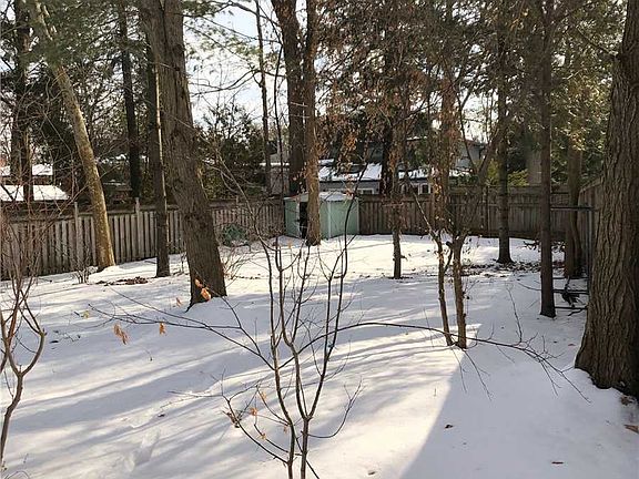 4th image of 15 York Valley Cres