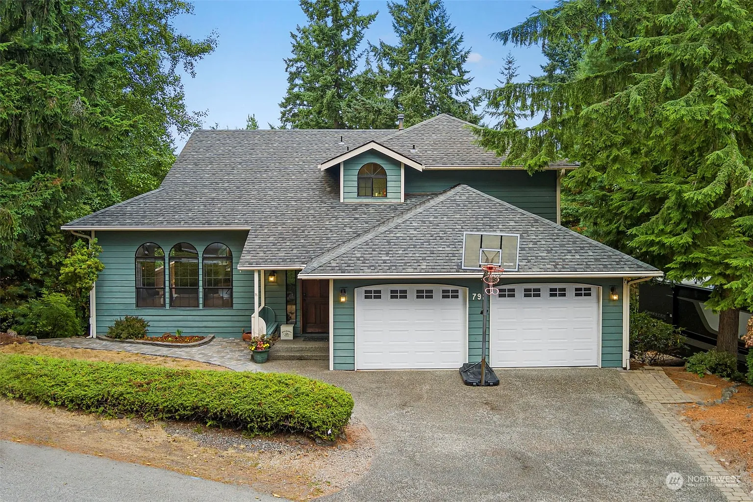 792 NE Woods Place photo 1