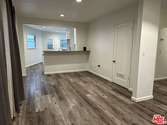 5th image of 117 E Granada Ct