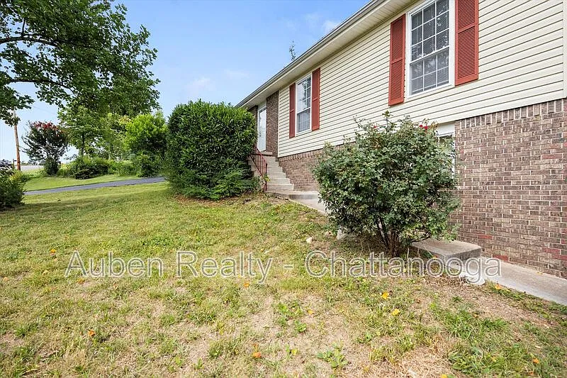 4 bed, 2.0 bath, 1725 sqft, $2,195 — Photo 3