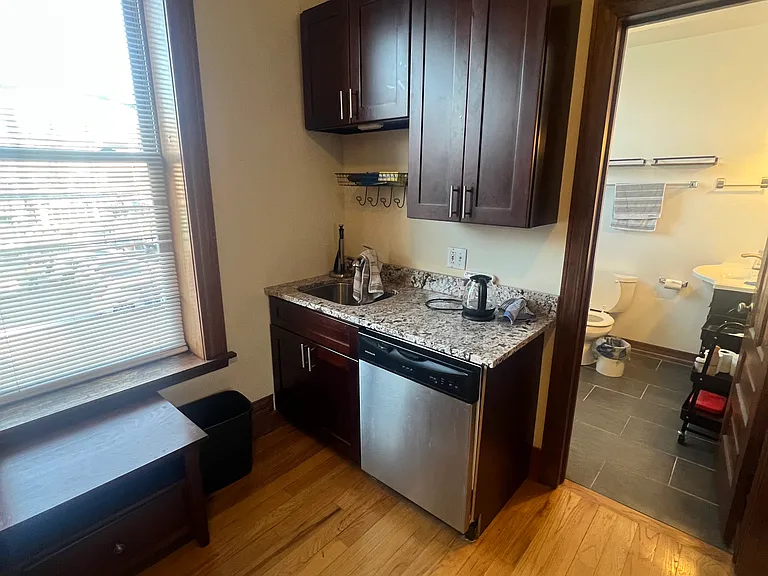1612 W Beach Ave #2R — Photo 4