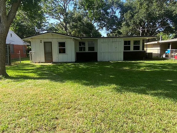 3rd image of 811 Peach St