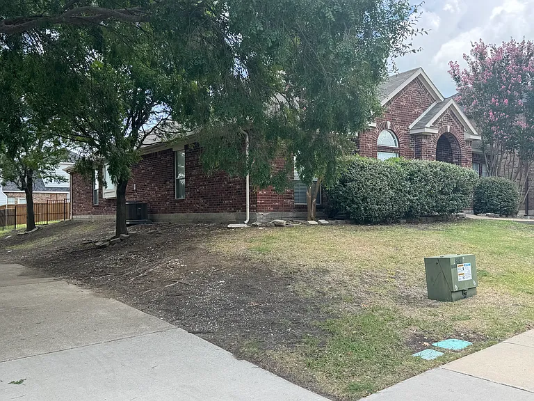 1823 Bur Oak Dr — Photo 2