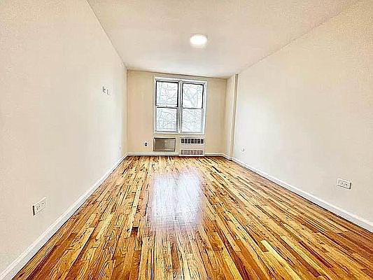 3rd image of 24510 Grand Central Pkwy APT 4J