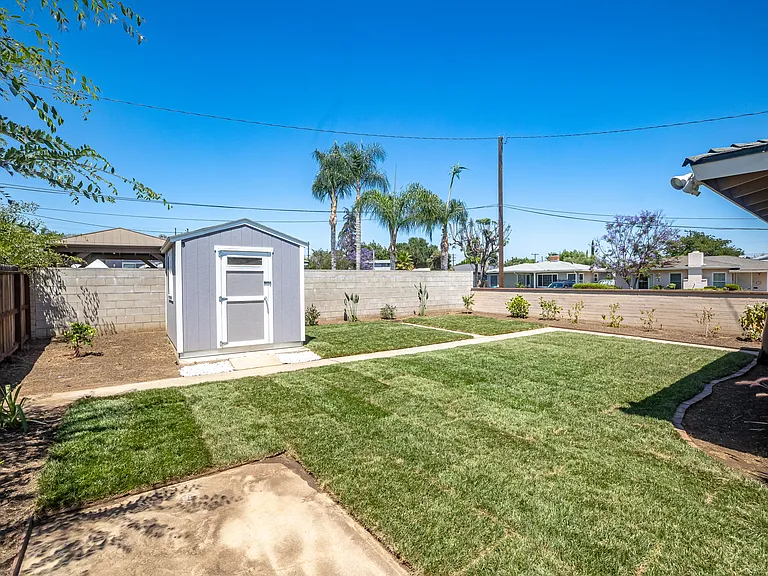 521 E Date St — Photo 35