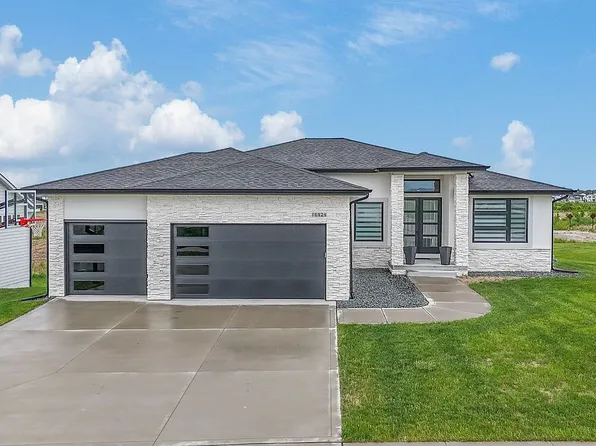 16424 N Valley Dr, Urbandale, IA 50323