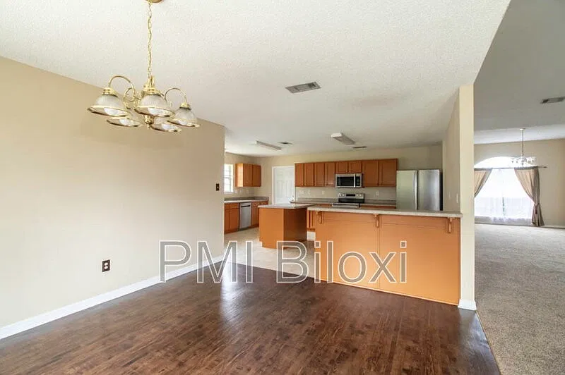 4 bed, 3.0 bath, 2900 sqft, $2,600 — Photo 4