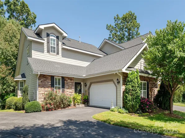 287 Towne Place Dr, Hendersonville, NC 28792