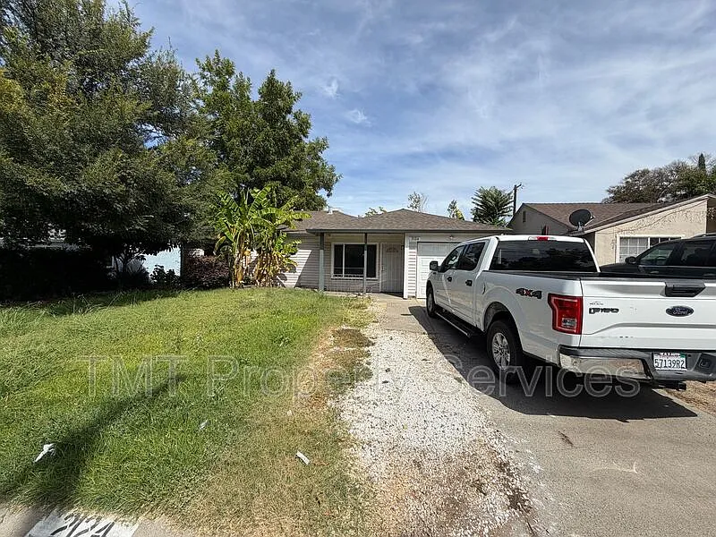 3 bed, 1.0 bath, 897 sqft, $2,400 — Photo 2