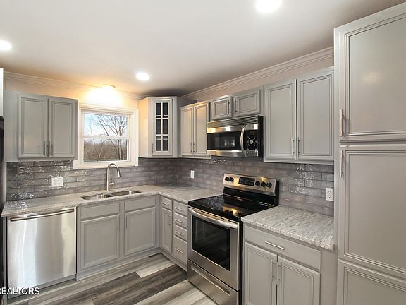 3rd image of 7824 Cedarcrest Rd