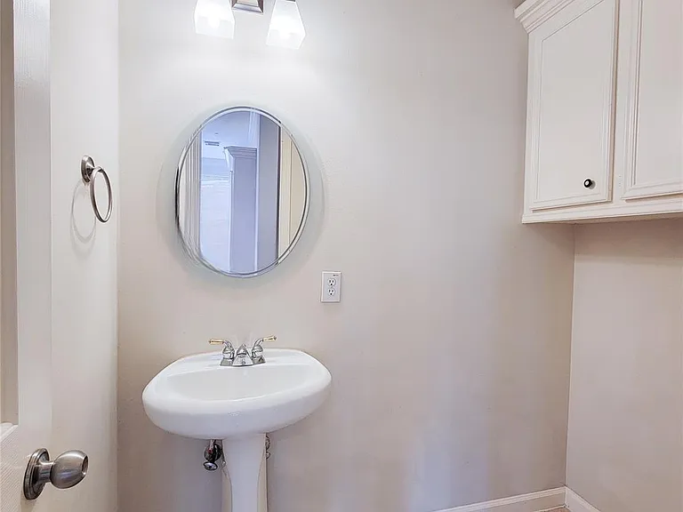 604 Reinerman St — Photo 9