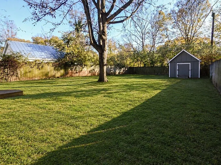 1542 Douglas Ave — Photo 19