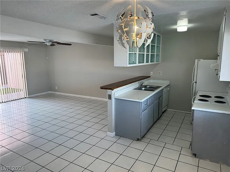 2158 E Desert Inn Rd — Photo 3
