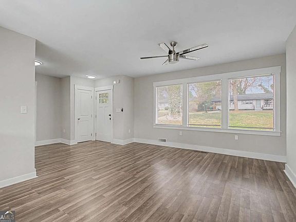 2nd image of 2835 Laguna Dr