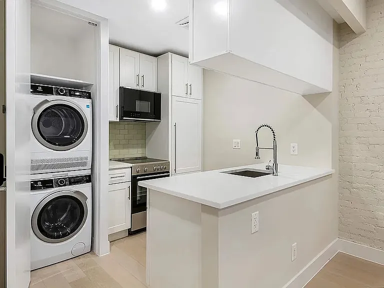 1672 3rd Ave #4RN — Photo 2