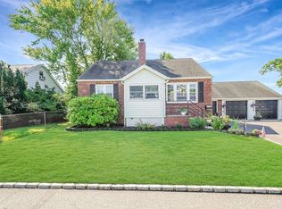 60 Ogden Rd, West Islip, NY 11795