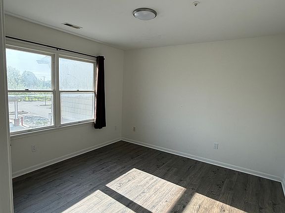 5th image of 440 Main St #1000-B