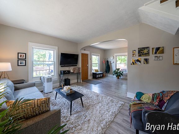 5th image of 2928 Coit Ave NE