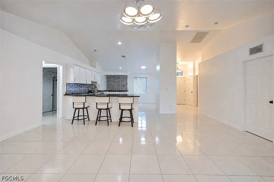 4 bed, 2.0 bath, 1837 sqft, $2,249 — Photo 2