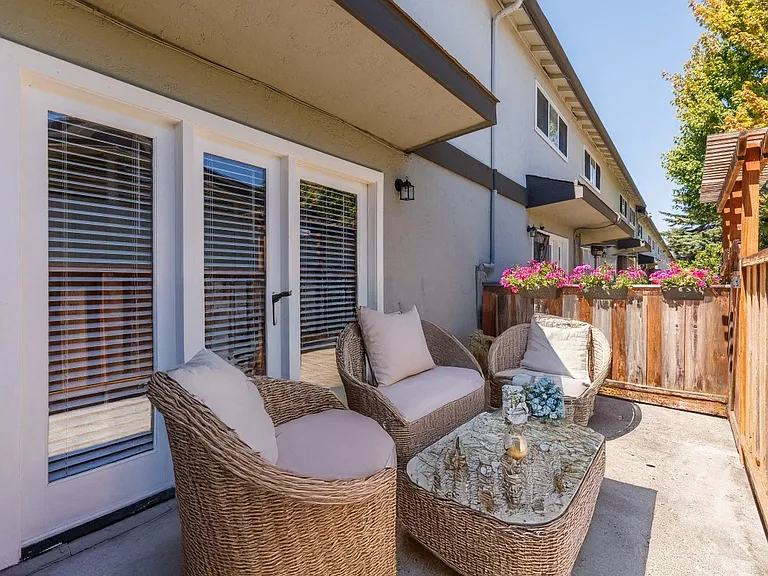 Washington Townhomes — Photo 6