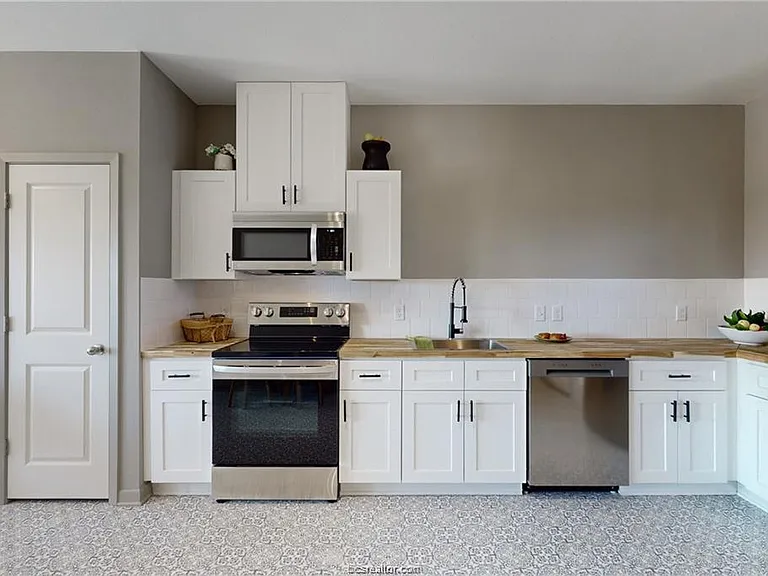 101 W 31st St #302 — Photo 2