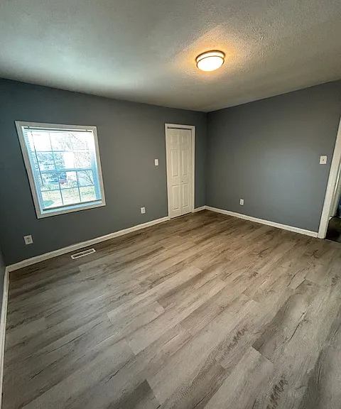 908 E Valley Dr — Photo 5
