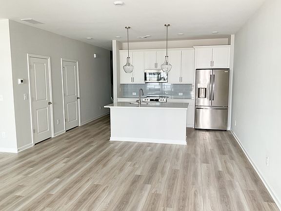 5th image of 483 Crown Dr