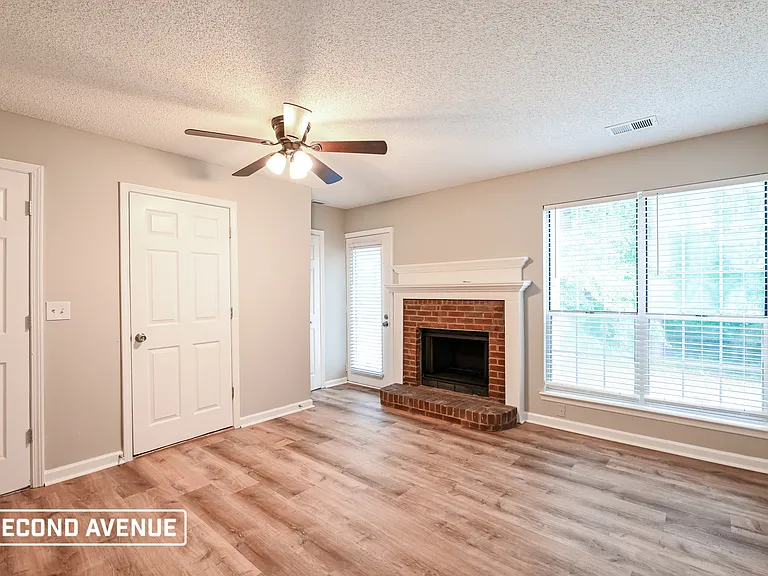 2411 Windridge Dr NE — Photo 3