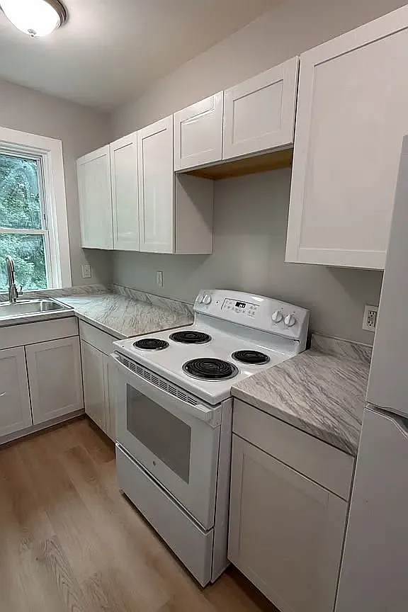 4 bed, $2,500 — Photo 2