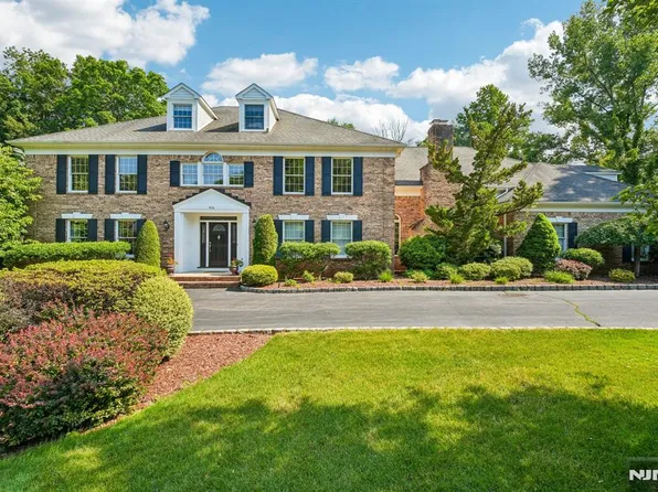 416 Devonshire Dr, Franklin Lakes, NJ 07417