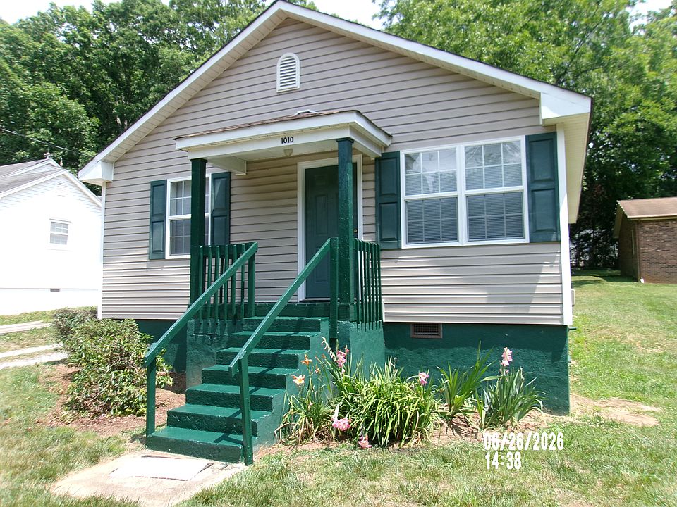 1st image of 1010 7th St NE