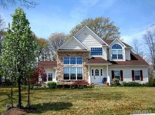 2 Daffodil Ln, Lake Grove, NY 11755