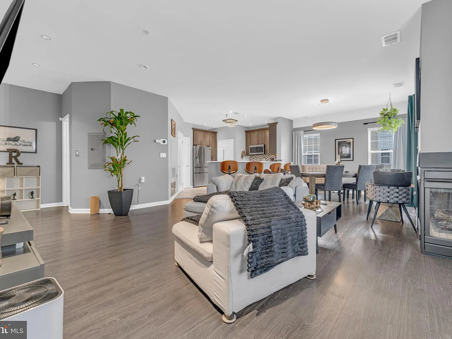 3 bed, 2.5 bath, 2069 sqft, $3,200 — Photo 3