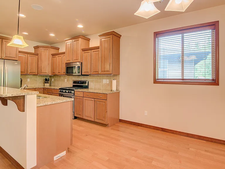 5565 Old Settler Dr — Photo 4