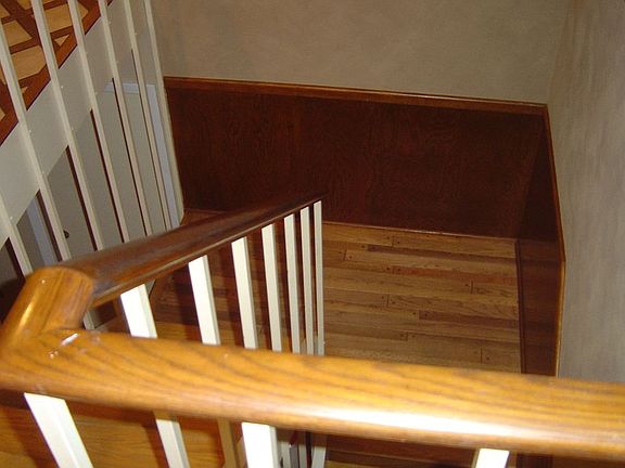 stairs to dwn stairs
