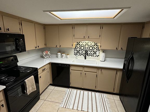 5th image of 133 Oak St APT 2