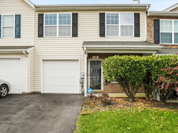 20 Fuzzy Tail Dr, Ranson, WV 25438