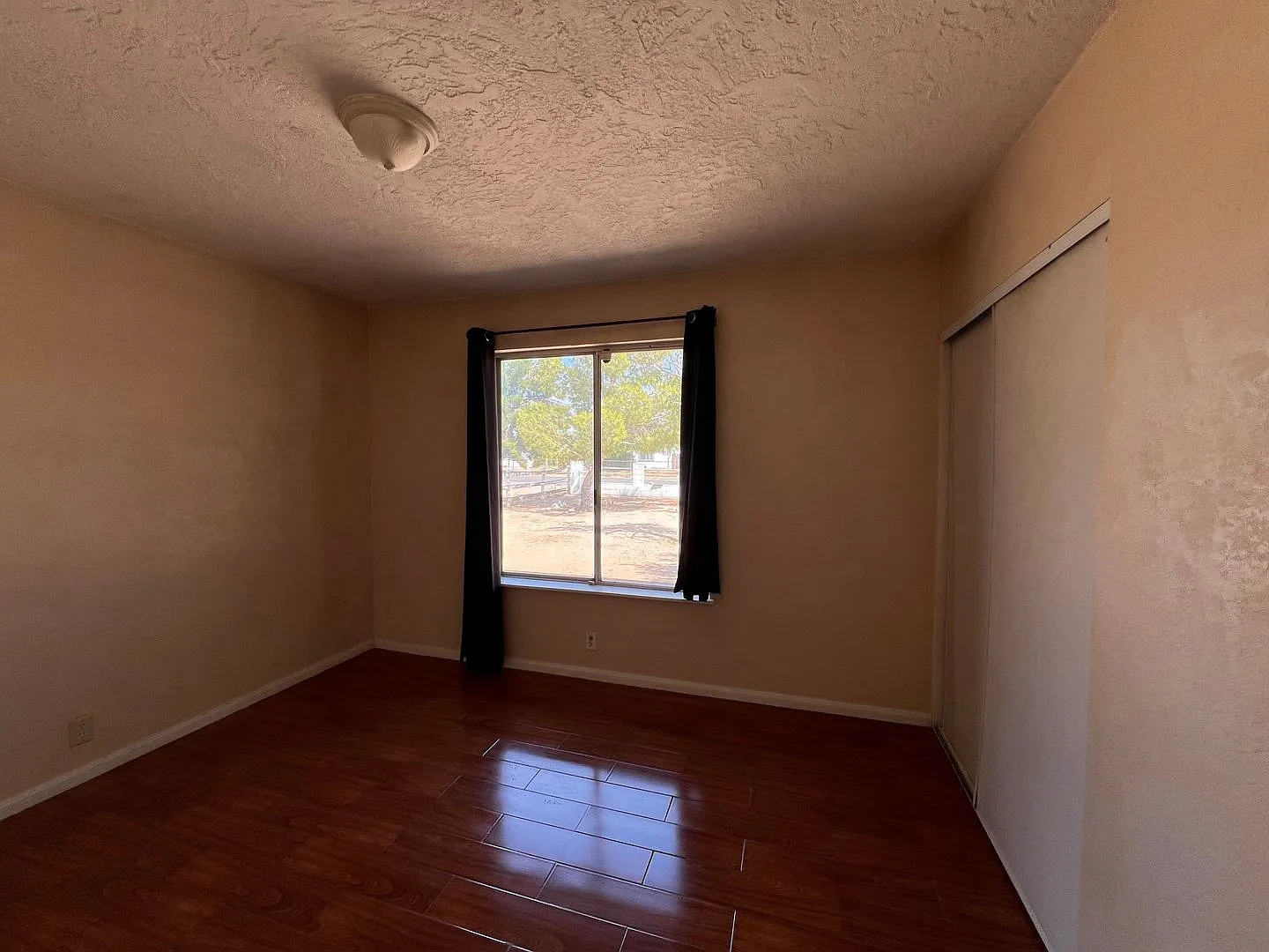 Spacious 5-Bedroom Home with Large Backyard in Apple Valley — Photo 4