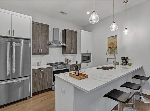 5th image of 2217 W Madison St #205