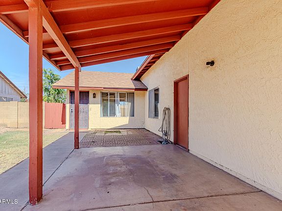 3rd image of 1328 E PALMDALE Drive