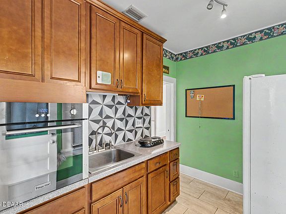5th image of 133 S Oleander Ave