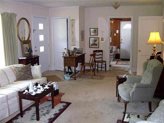 4th image of 302 Stoneybrook Dr