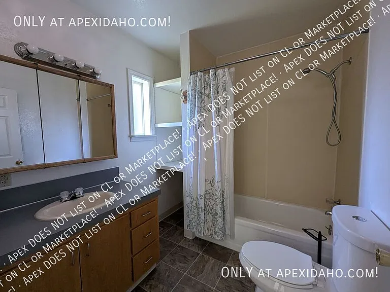 1323 W Howard St — Photo 8