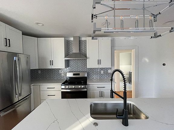 3rd image of 526 E Hudson Ave