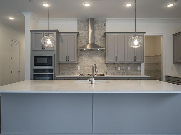 4th image of 385 Anglewood Ave