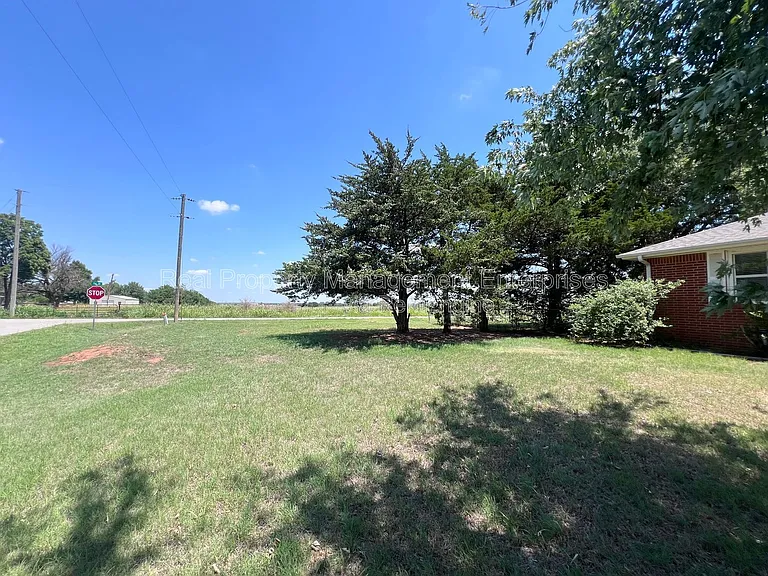 204 Wolf Ln — Photo 3