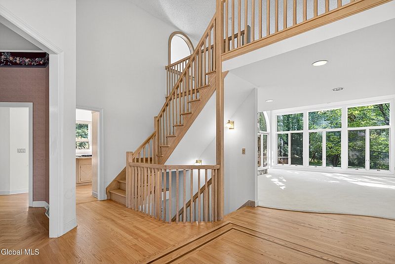 4th image of 8 Mahican Court