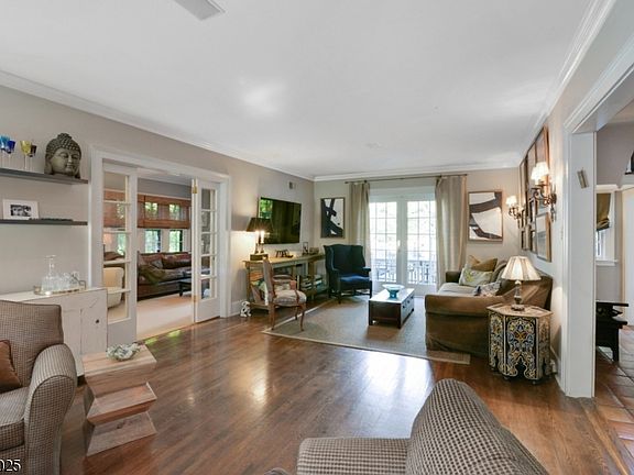 2nd image of 7 Hamilton Dr S