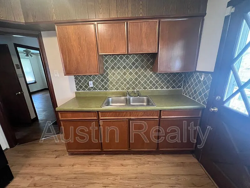 2 bed, 1.0 bath, $1,295 — Photo 2