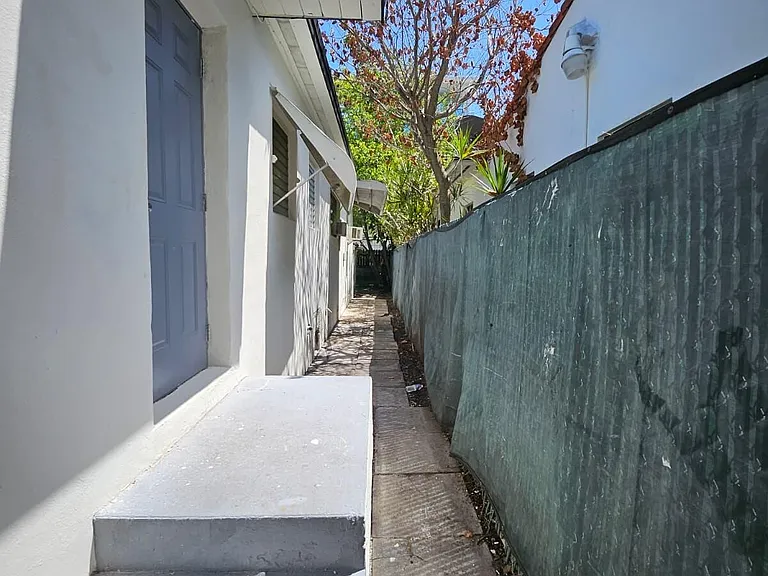 1732 SW 21st Ter — Photo 16